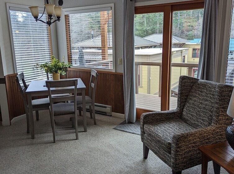 فندق The Landmark Inn On Orcas Island