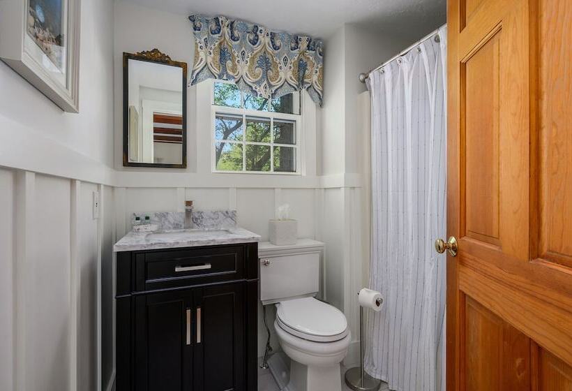 Isaiah Hall Bed & Breakfast Inn