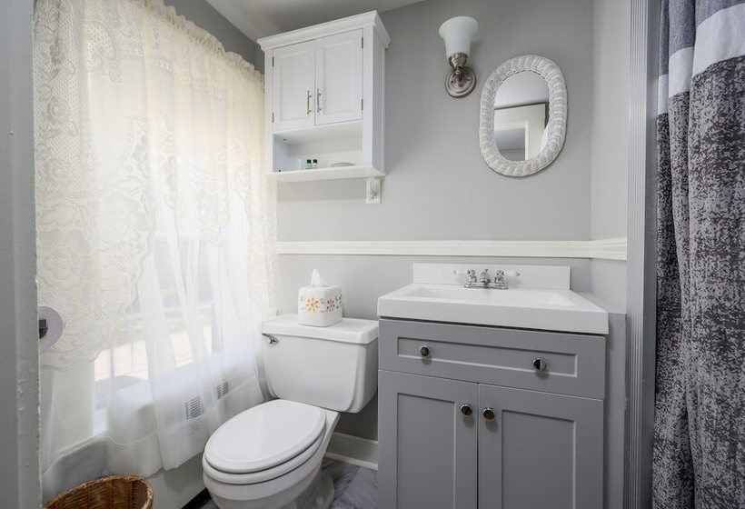 Isaiah Hall Bed & Breakfast Inn