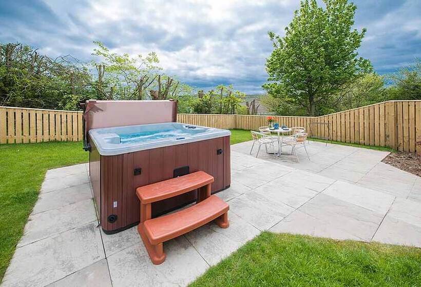 Maple Cottage With Hot Tub Near Cupar, Fife