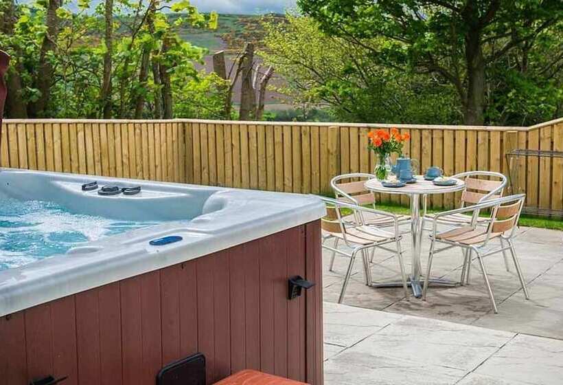 Maple Cottage With Hot Tub Near Cupar, Fife