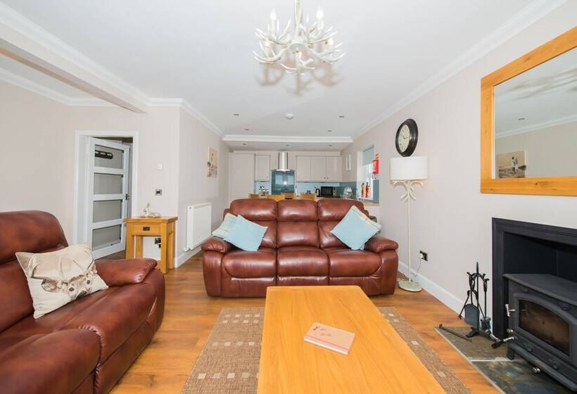 Maple Cottage With Hot Tub Near Cupar, Fife