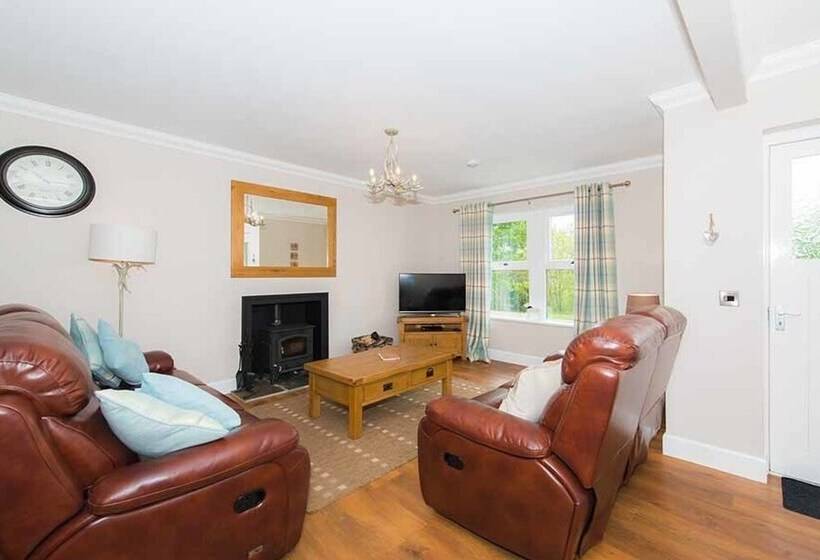 Maple Cottage With Hot Tub Near Cupar, Fife