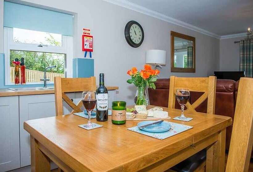 Maple Cottage With Hot Tub Near Cupar, Fife