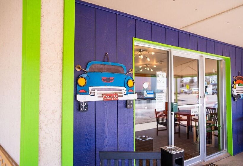 مُتل The Atomic Blue Motor Inn