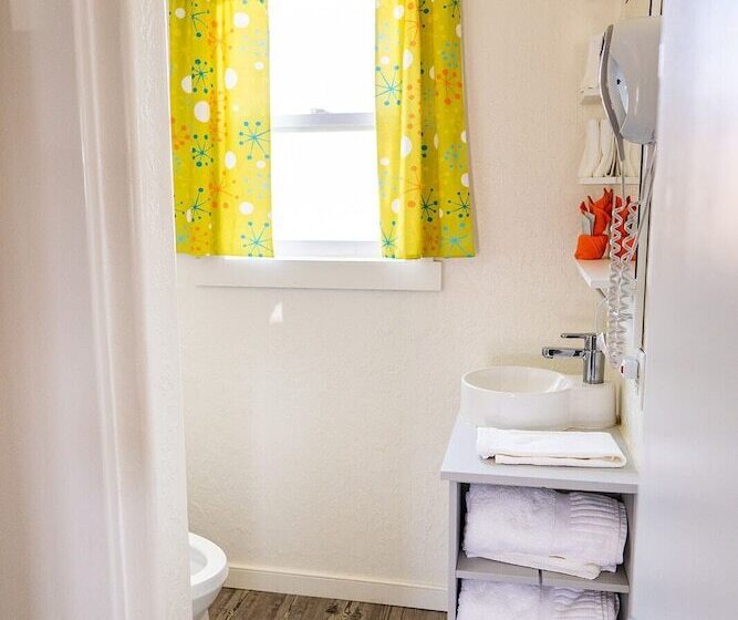 مُتل The Atomic Blue Motor Inn