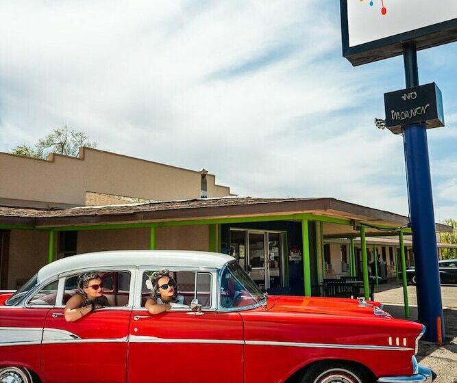 مُتل The Atomic Blue Motor Inn