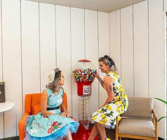 مُتل The Atomic Blue Motor Inn