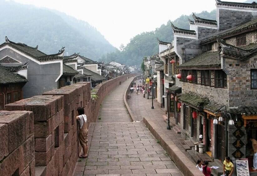 بنسيون Fenghuang Hemu House