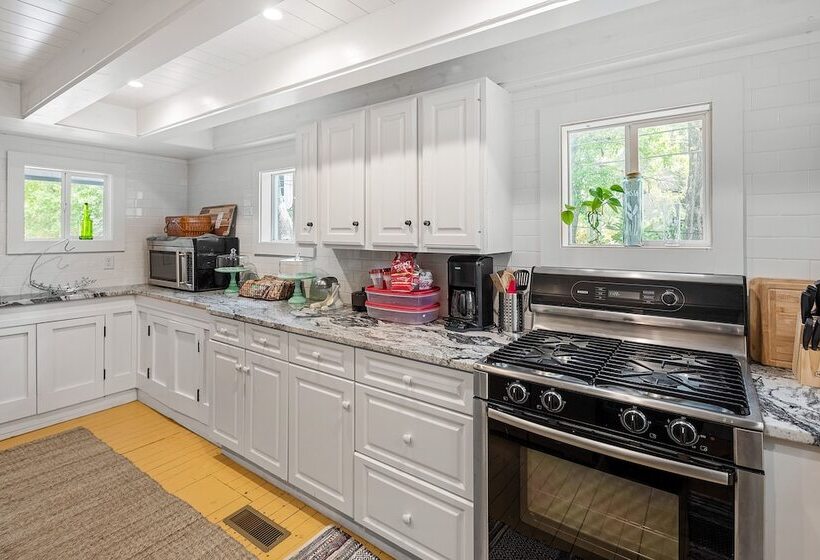 بنسيون Riverside Inn And Cottages