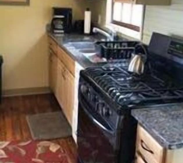 بنسيون Riverside Inn And Cottages