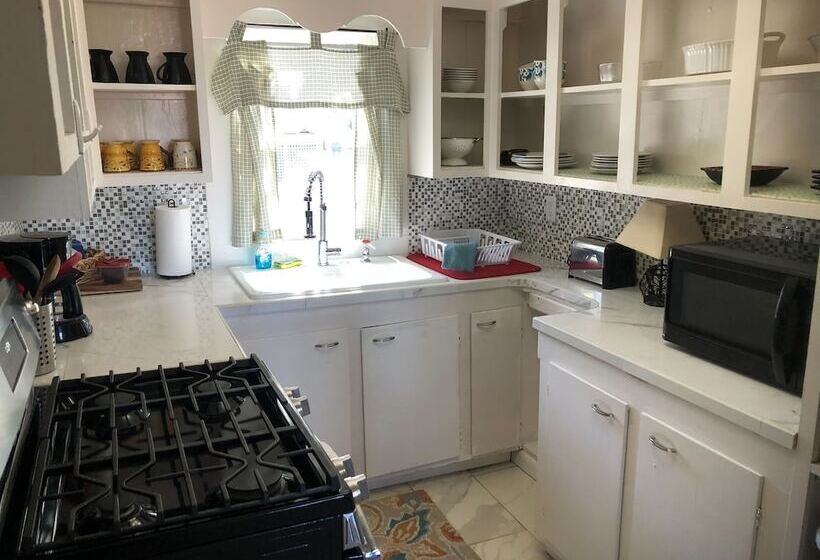 بنسيون Riverside Inn And Cottages