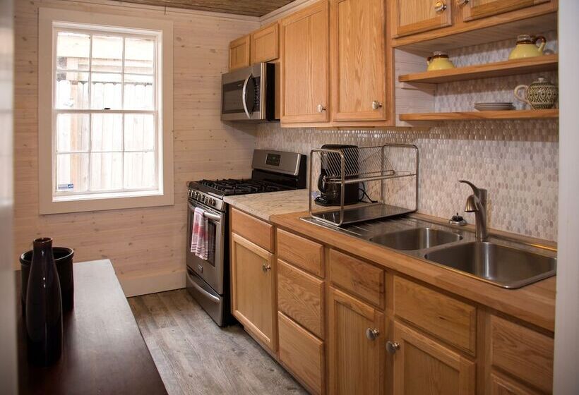 بنسيون Riverside Inn And Cottages