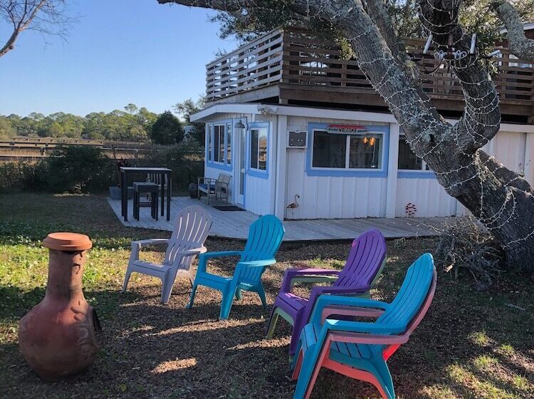 بنسيون Riverside Inn And Cottages