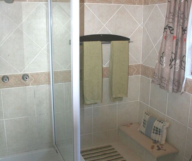 פנסיון Thatchings Guest House