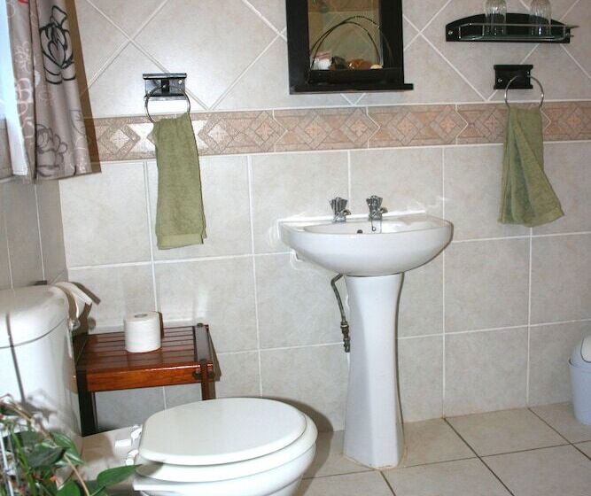 פנסיון Thatchings Guest House