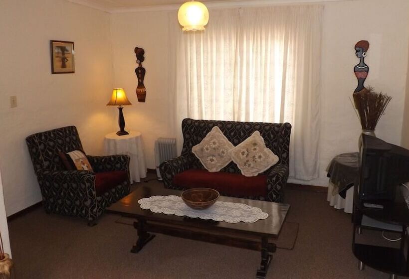 פנסיון Thatchings Guest House