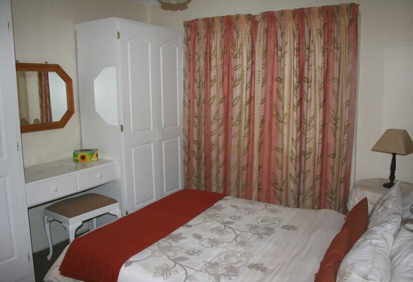 פנסיון Thatchings Guest House