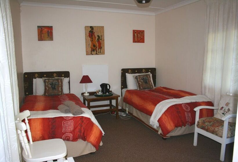 פנסיון Thatchings Guest House