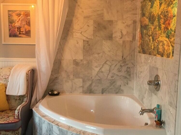 Secrets On Main Bed & Breakfast