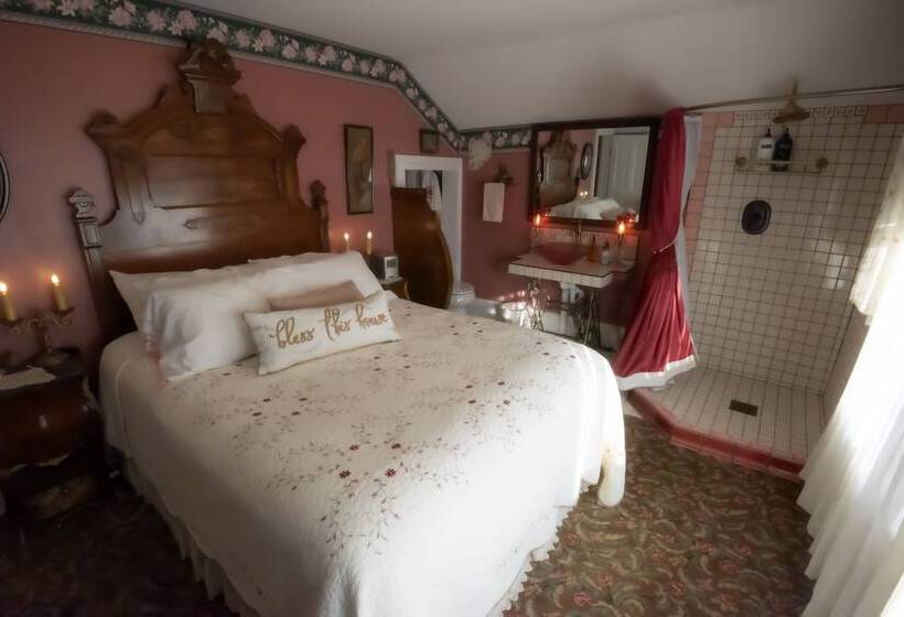 Secrets On Main Bed & Breakfast