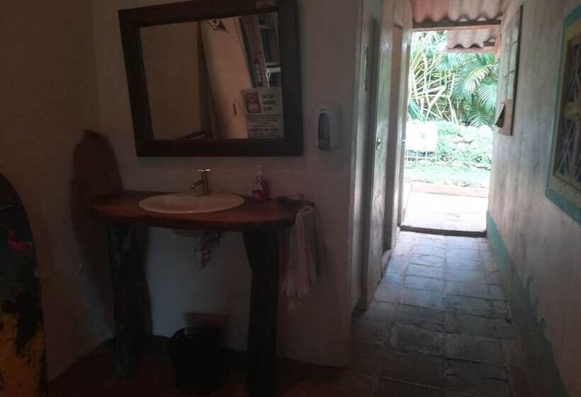 Tiki Lodge Bar & Restaurant   Hostel