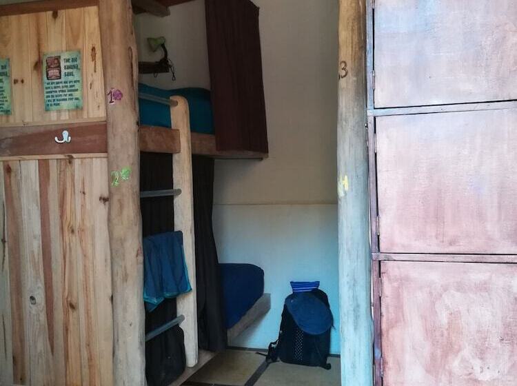 Tiki Lodge Bar & Restaurant   Hostel