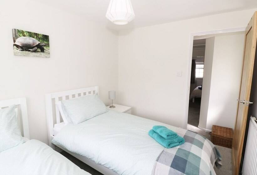 25 Shakespeare Street