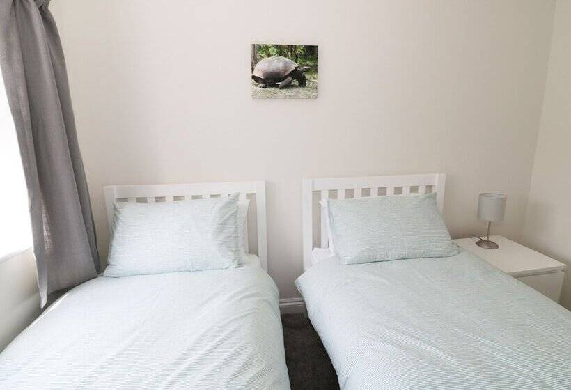 25 Shakespeare Street