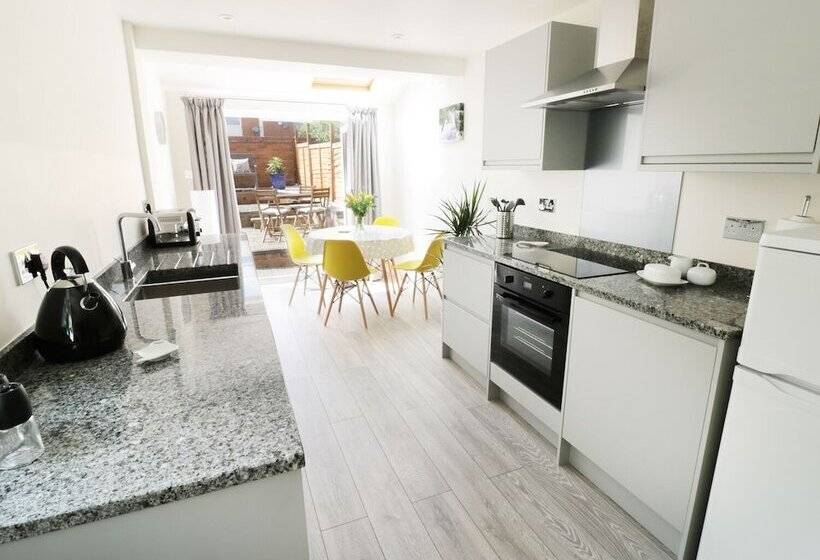 25 Shakespeare Street