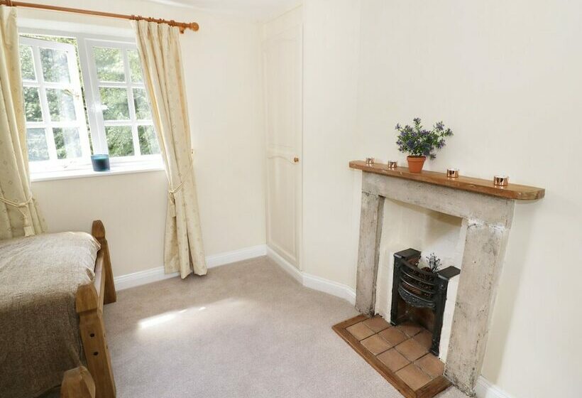 Blenheim Edge, The Causeway