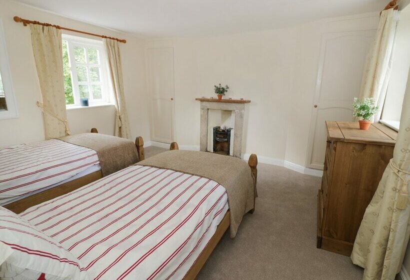 Blenheim Edge, The Causeway