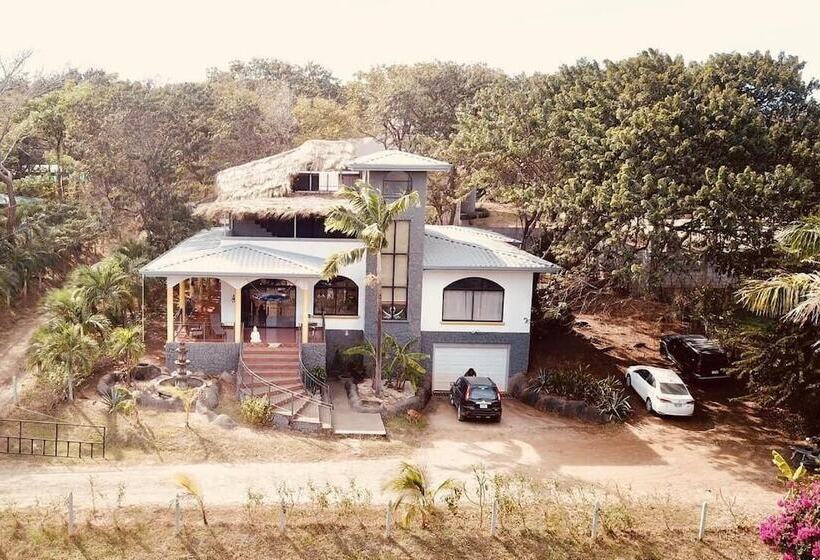 Casa Alice Surf Lodge   Hostel