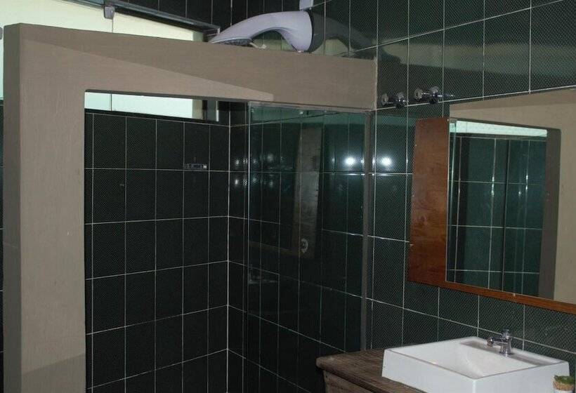 Curvão Surf House   Hostel