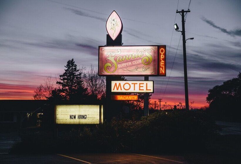 Fannies Supper Club And Motel