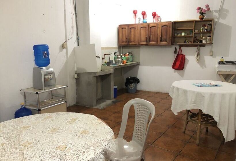 فندق فئة نجمة واحدة Puerto Ayora Island