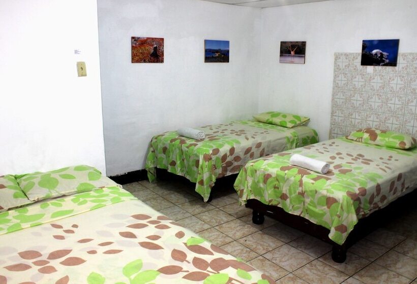 فندق فئة نجمة واحدة Puerto Ayora Island