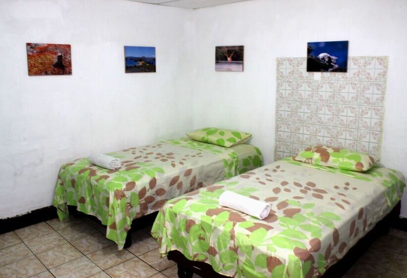 فندق فئة نجمة واحدة Puerto Ayora Island