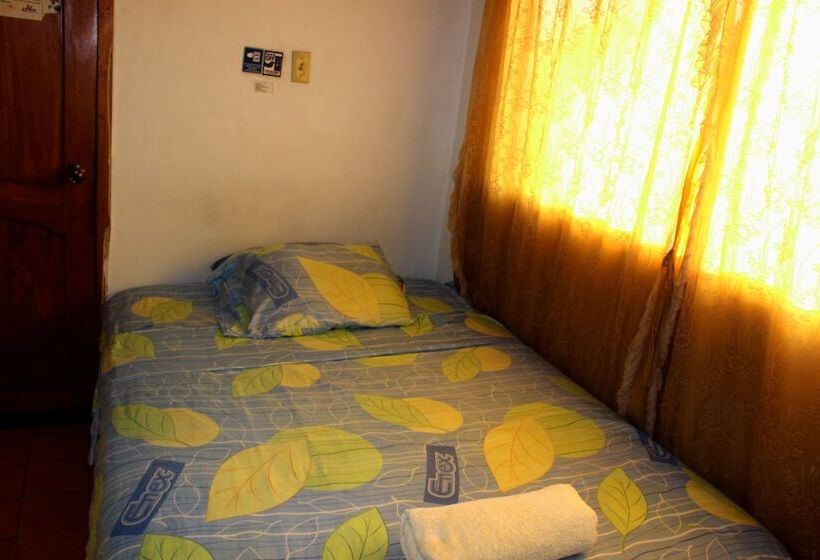 فندق فئة نجمة واحدة Puerto Ayora Island