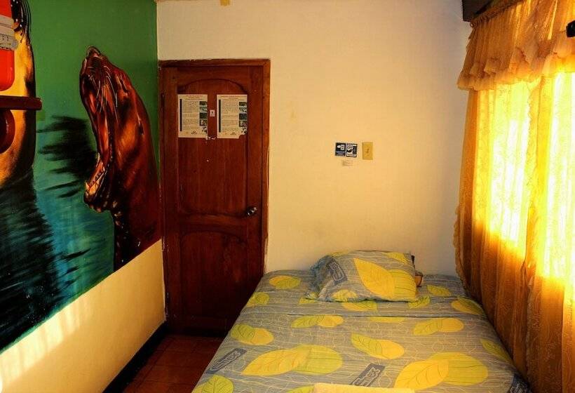 فندق فئة نجمة واحدة Puerto Ayora Island