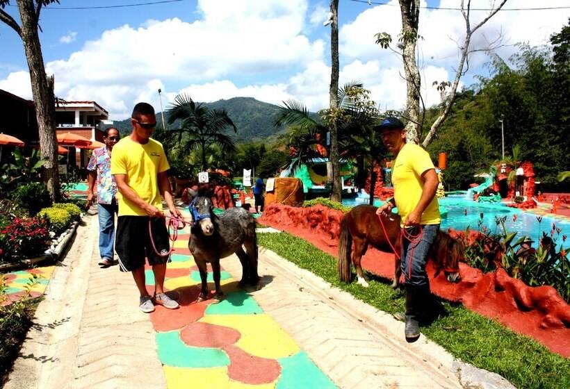 בית מלון כפרי Club Paradise