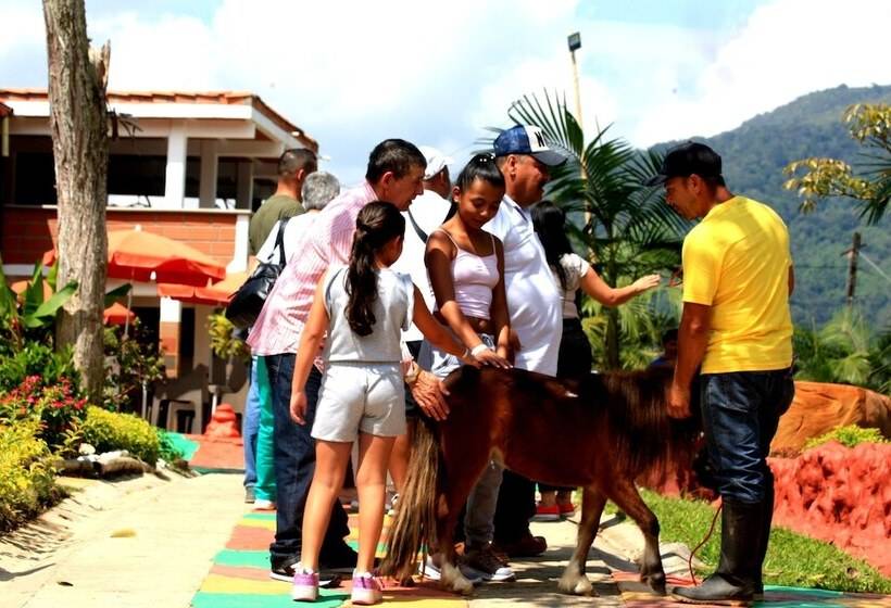 בית מלון כפרי Club Paradise