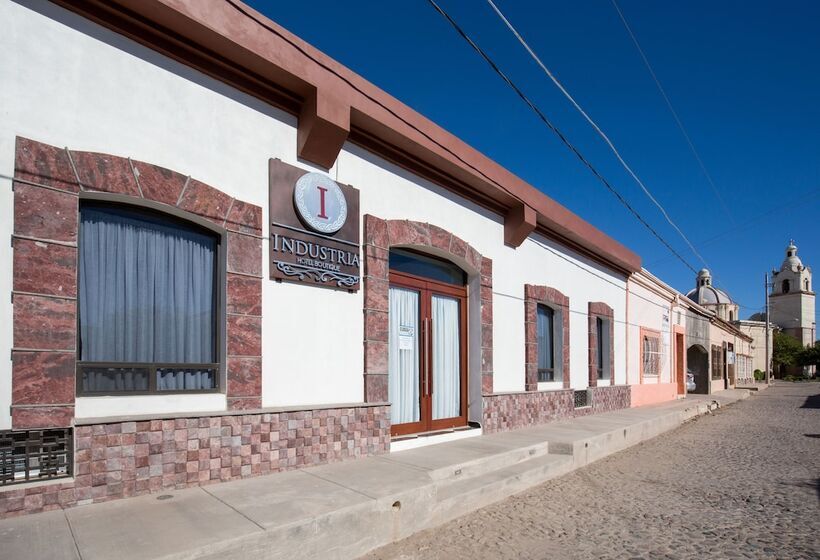 فندق Industria