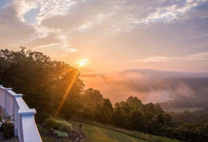 Отель Inn At Riverbend