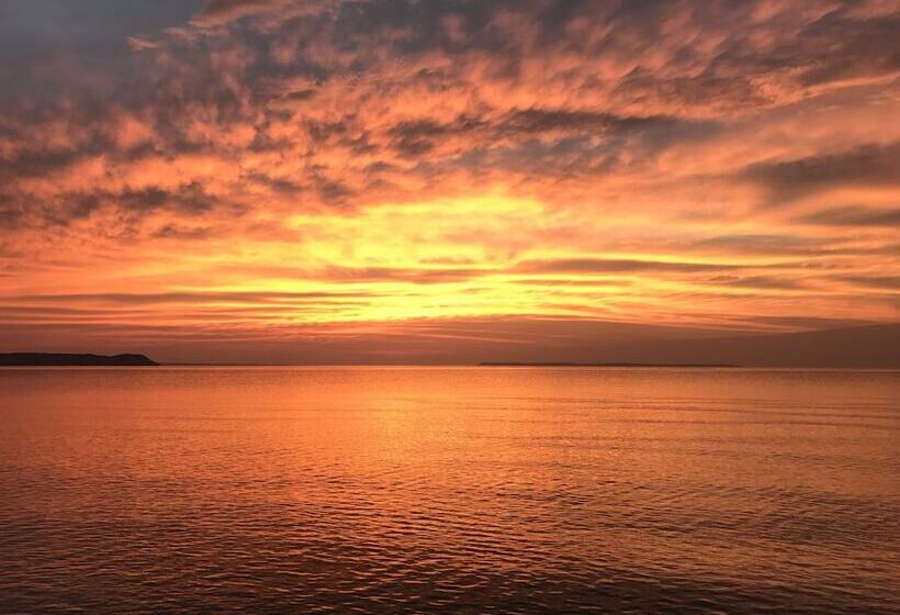 Отель Whaleback Inn