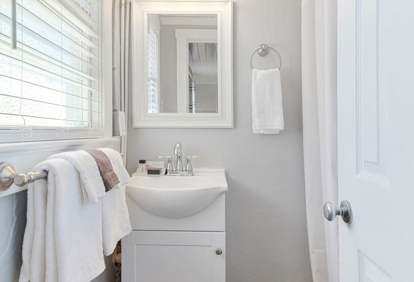 מוטל The Inn At Southport