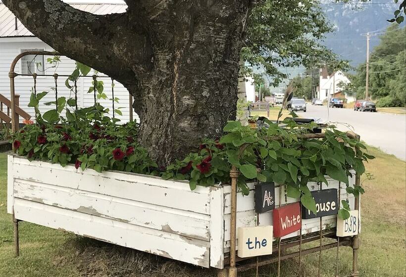 Пансион At The White House