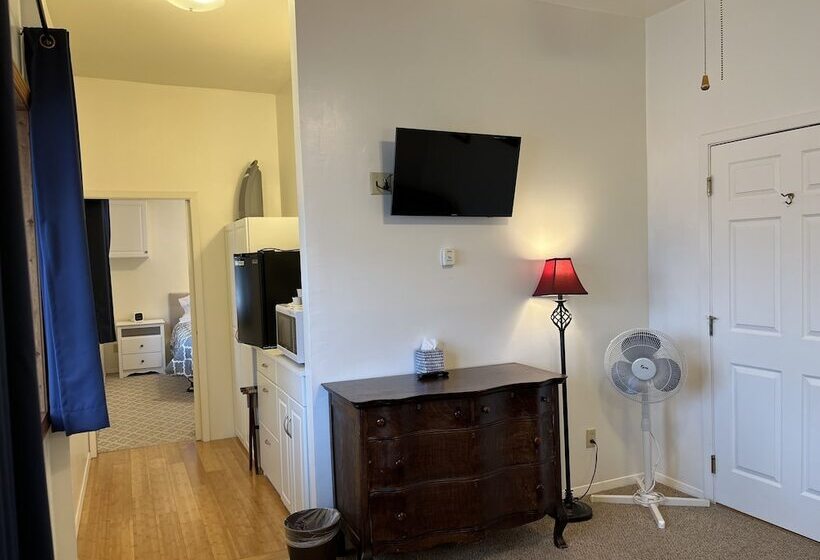 Пансион At The White House