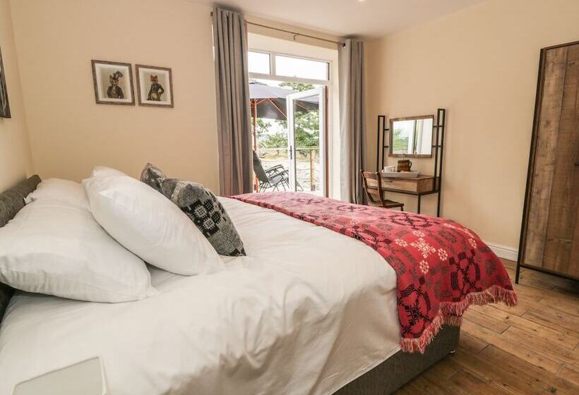 Rhianwen, Plas Moelfre Hall Barns