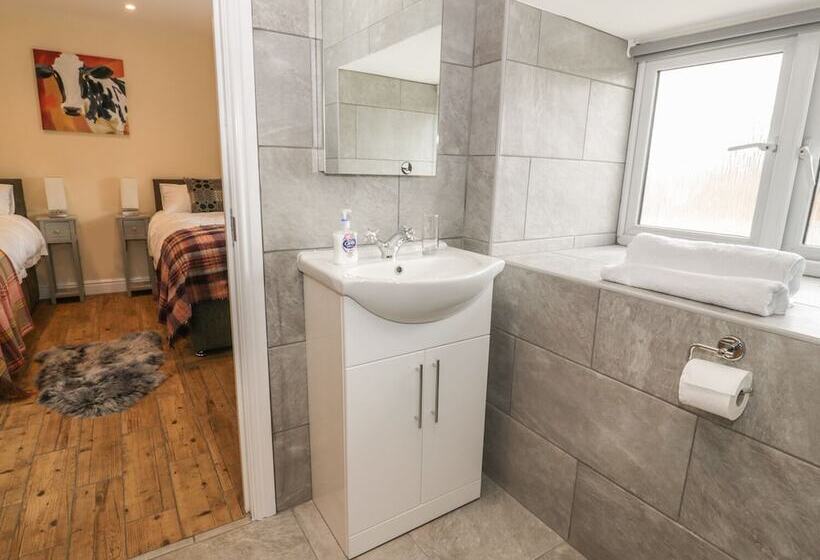 Rhianwen, Plas Moelfre Hall Barns